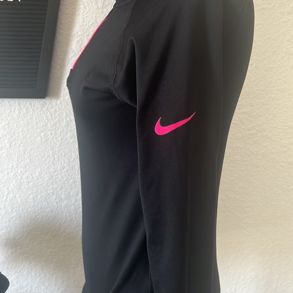*SOLD* Nike Pro Girls Black & Pink Hoodie - Picture 3 of 14